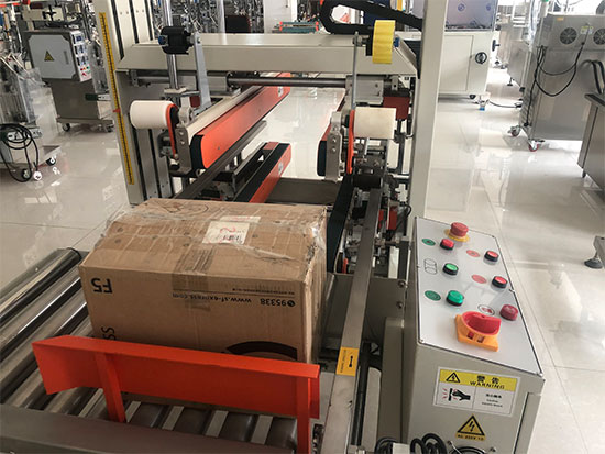 星火公司自動(dòng)化快遞封箱打包機(jī)實(shí)拍