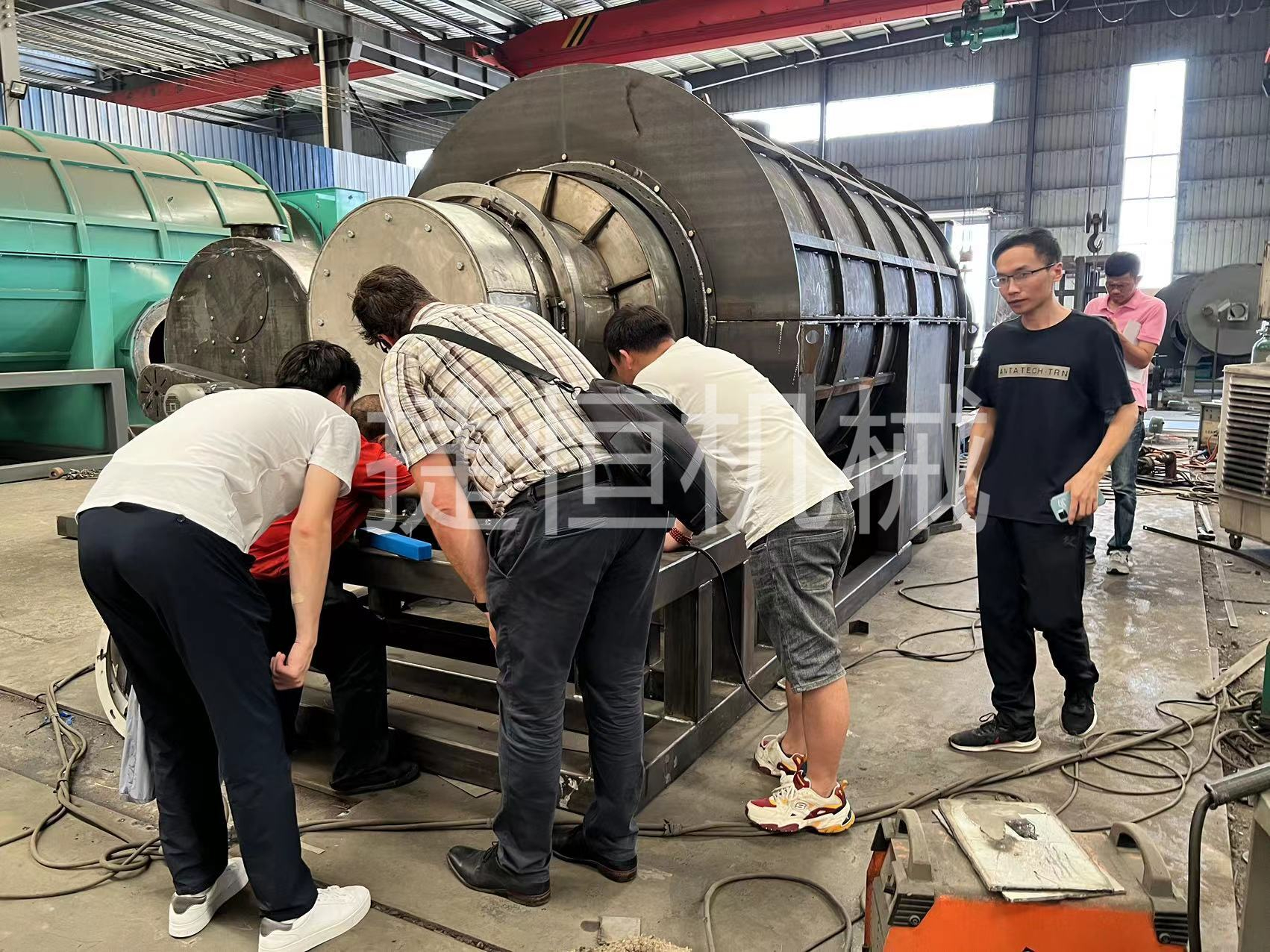 芬蘭客戶來工廠檢驗(yàn)炭化機(jī)